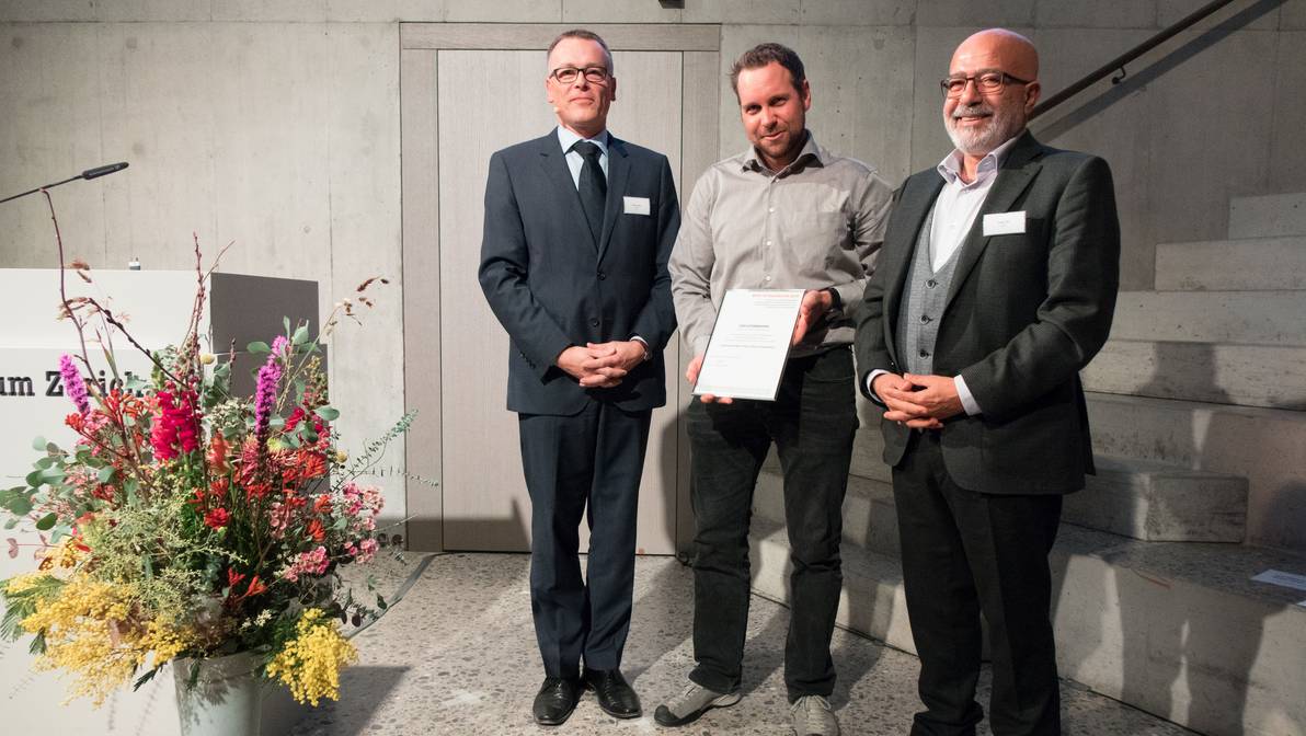 Die «Best of Bachelor»-Auszeichnung 2019 für die FH Graubünden: Prof. Dr. Albin Kenel (Präsident Fachschaft), Luzi Attenhofer (Preisträger 2019 der FH Graubünden), Prof. Dr. Imad Lifa (Leiter Institut für Bauen im alpinen Raum, FH Graubünden) (Bild: Redaktion TEC21)